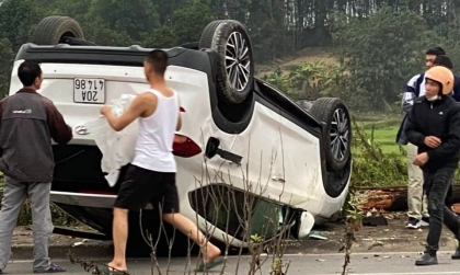 Ảnh TNGT: Mất lái, Hyundai Tucson 20A 41486 đâm bật gốc cây, lật ngửa giữa đường