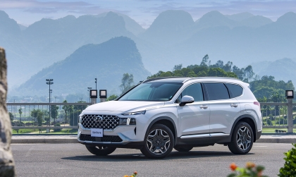 Bảng giá xe Hyundai tháng 8: Hyundai Santa Fe giá tới 100 triệu đồng tại đại lý