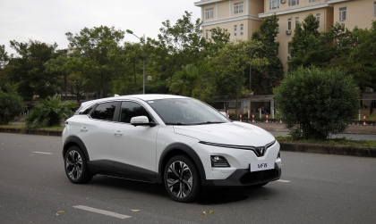 Clip: VinFast VF 6 bản thương mại lăn bánh lần đầu trên đường phố