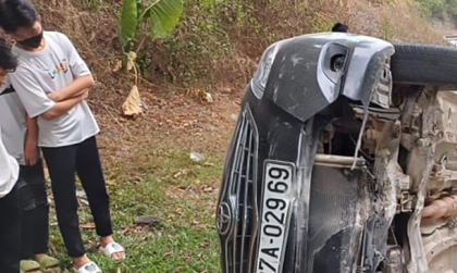 Ảnh TNGT: Toyota Vios BKS 27A 02969 mất lái, lật nghiêng dưới mương dẫn nước