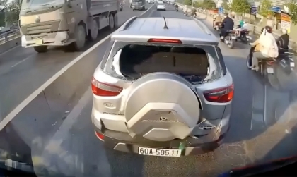 Clip TNGT: Xe tải đâm bẹp đuôi Ford Ecosport bị vì không giữ khoảng cách an toàn