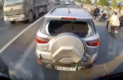 Clip TNGT: Xe tải đâm bẹp đuôi Ford Ecosport bị vì không giữ khoảng cách an toàn