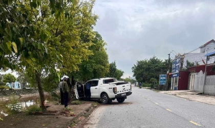 Ảnh TNGT: Ford Ranger gãy sụp bánh vì đâm gốc cây nhưng vẫn may mắn vì không lao xuống mương