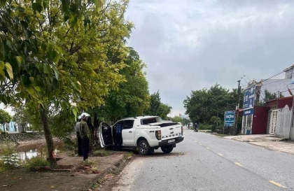 Ảnh TNGT: Ford Ranger gãy sụp bánh vì đâm gốc cây nhưng vẫn may mắn vì không lao xuống mương