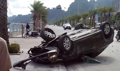 Ảnh TNGT: Mất lái Mazda3 BKS 14A 32176 lật ngửa giữa đường