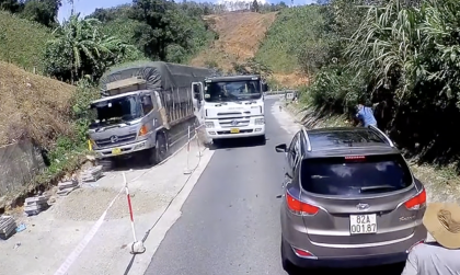 Clip TNGT: Xe tải chấp nhận đâm vào vách núi để tránh tai nạn khi đổ đèo