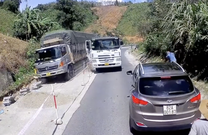 Clip TNGT: Xe tải chấp nhận đâm vào vách núi để tránh tai nạn khi đổ đèo