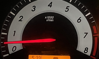 Làm sao khắc phục tình trạng vòng tua thấy khi nổ máy không tải của Toyota Altis?