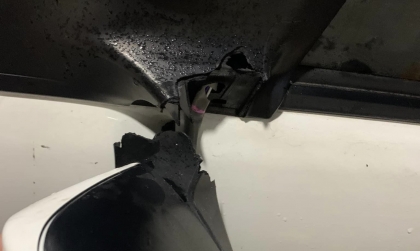 Kính chiếu hậu Vios bị vỡ chân thế này có gắn lại được không?