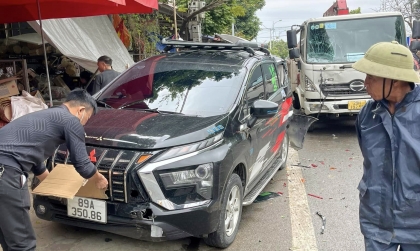 Ảnh TNGT: Mitsubishi Xpander 89A 35086 bị xe tải đâm biến dạng