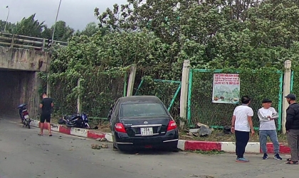 Ảnh TNGT: Nissan Teana 29A 11322 va chạm với “phượt thủ”