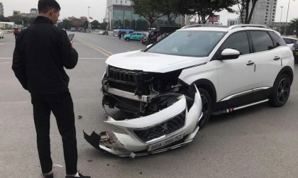 Ảnh TNGT: Va chạm với xe máy Peugeot 3008 88A 39452 bị lột cản trước