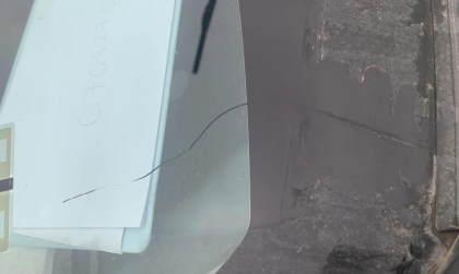 Kính Honda City bị vỡ thế này có hàn lại được không?