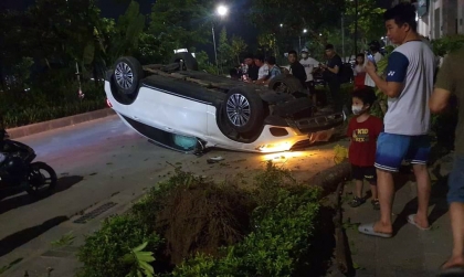 Ảnh TNGT: Mercedes-Benz GLC BKS 30K 79999 phóng tốc độ cao, đâm gốc cây rồi lật ngửa giữa đường