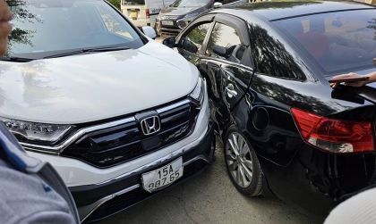Ảnh TNGT: Honda CR-V 15A 98765 đâm bẹp hông KIA Forte