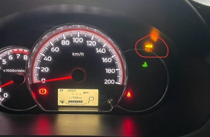 Xe Attrage bị nhấp nháy biểu tượng trên đồng hồ là vấn đề gì?