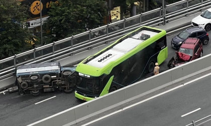 Xe tải lật nhào sau cú đâm của Ford Escape từ phía sau