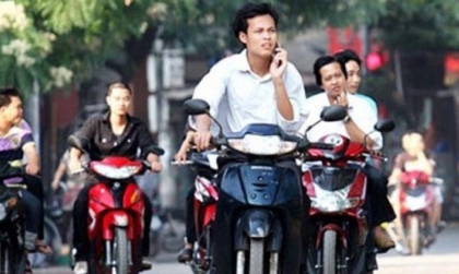 Mức phạt đi xe máy không đội mũ bảo hiểm là bao nhiêu?