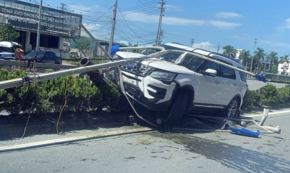 Ảnh TNGT: Ford Explorer lao dải phân cách, hạ gục cột điện