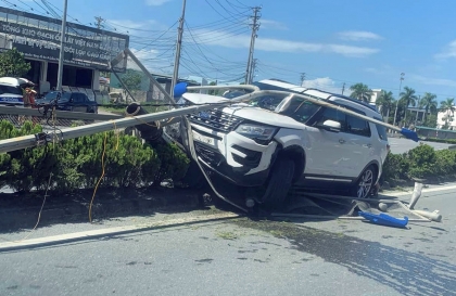 Ảnh TNGT: Ford Explorer lao dải phân cách, hạ gục cột điện