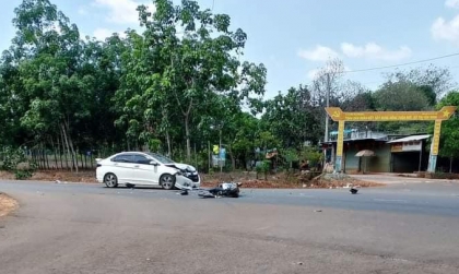 Ảnh TNGT: Honda City BKS 93A 08237 đâm nát xe máy tại giao lộ