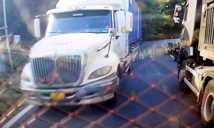 Clip TNGT: Hút chết sau tình huống vượt xe ở khúc cua