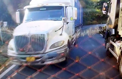 Clip TNGT: Hút chết sau tình huống vượt xe ở khúc cua