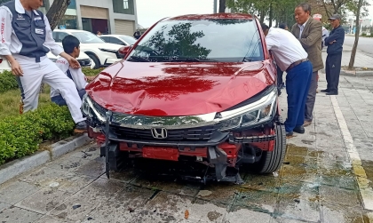 Ảnh TNGT: Chưa kịp gắn biển, Honda City lao qua bồn cây, vỡ nát đầu xe