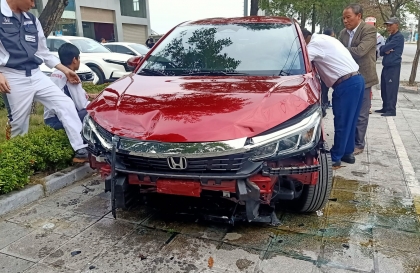 Ảnh TNGT: Chưa kịp gắn biển, Honda City lao qua bồn cây, vỡ nát đầu xe