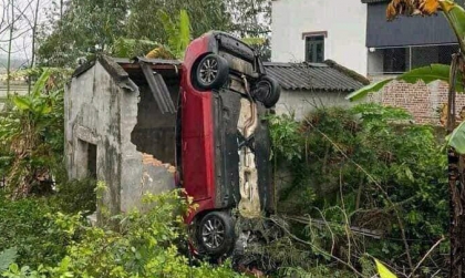 Ảnh TNGT: Mazda3 14A 79695 cắm đầu dựng ngược vào chuồng lợn trong một tình huống không thể lý giải