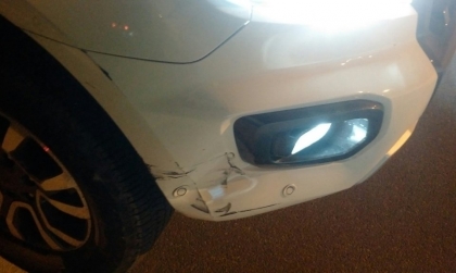 Móp cản trước của Ranger có thể thò vào đẩy vết móp ra không?