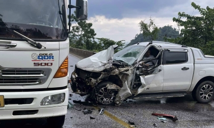 Ảnh TNGT: Va chạm với xe đầu kéo, Ford Ranger tan nát đầu xe