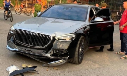 Ảnh TNGT: Mercedes-Benz S-class chưa đeo biển bị đâm rơi cản trước
