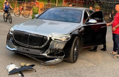 Ảnh TNGT: Mercedes-Benz S-class chưa đeo biển bị đâm rơi cản trước