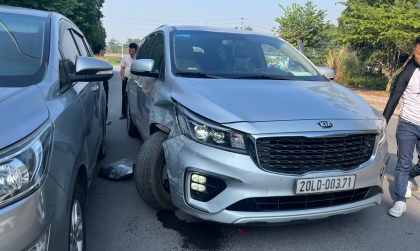 Ảnh TNGT: Không tập trung, KIA Sedona 20LD 00371 gãy bánh trước vì đâm Toyota Innova