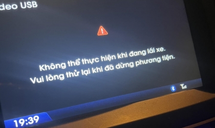 Xin cách xem Youtube trên Grand i10 khi xe đang chạy?