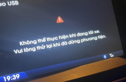 Xin cách xem Youtube trên Grand i10 khi xe đang chạy?