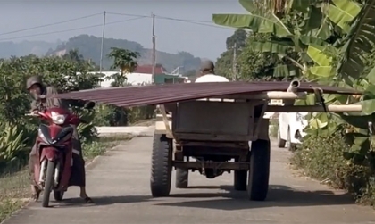 Clip TNGT: Kinh hoàng hình ảnh công-nông chở