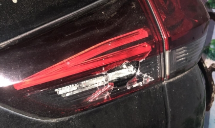 Đèn hậu Xpander bị vỡ nhựa thế này thì xử lý sao?