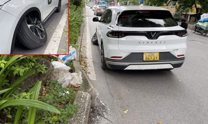 Ảnh TNGT: VinFast VF 8 gãy bánh trước, nghi đâm vỉa hè bê tông nhô ra bất thường
