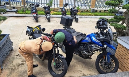 30 mô tô phân khối lớn đi vào cao tốc, tông bị thương CSGT