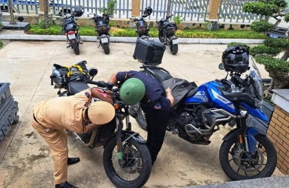 30 mô tô phân khối lớn đi vào cao tốc, tông bị thương CSGT