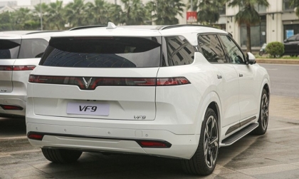 Tiếng kêu tách tách ở phía sau xe VF9 khi đỗ là gì?