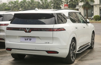 Tiếng kêu tách tách ở phía sau xe VF9 khi đỗ là gì?
