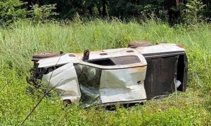 Ảnh TNGT: Ford Ranger “chẻ đôi” gốc cây, lộn nhiều vòng xuống ruộng mà chủ xe vẫn bình an