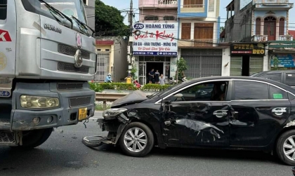 Ảnh TNGT: Va chạm với xe tải, Toyota Vios BKS 98 15787 tan nát đầu xe