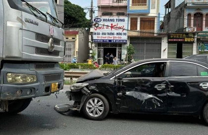 Ảnh TNGT: Va chạm với xe tải, Toyota Vios BKS 98 15787 tan nát đầu xe