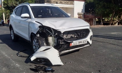 Ảnh TNGT: MG ZS gặp tai nạn khó hiểu khi gãy đôi cản trước