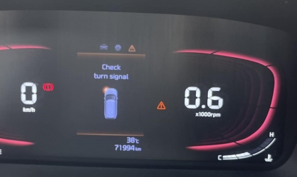 Kia Carens bị lỗi đèn xi nhan thường xuyên thế này thì sửa thế nào ạ?