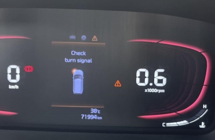 Kia Carens bị lỗi đèn xi nhan thường xuyên thế này thì sửa thế nào ạ?